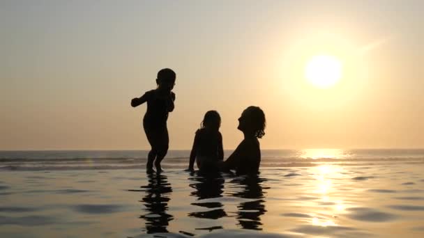 Renkli Gün Batımı Siluetler Anne Çocuklar Denizde Oynaşıyor Kız Sıcak — Stok video