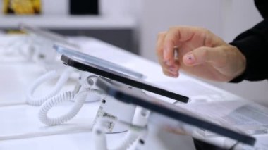 Dükkanda telefonları test ediyorum. Yakın plan: Elektronik mağazasındaki telefonların el kontrolü fonksiyonları. Konsept: mağazadaki telefon işlevlerine aşina olun ve size uygun olanı seçin