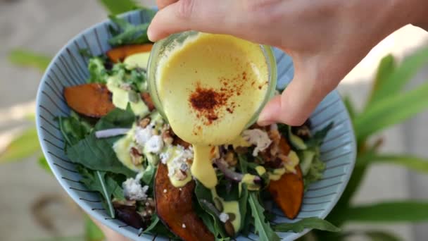 Schüssel Mit Gemüsesalat Vorhanden Nahaufnahme Hand Übergießt Salat Mit Gebackenem — Stockvideo