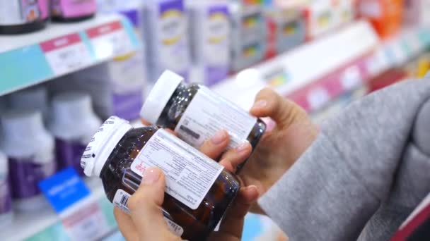Close Kvinde Omhyggeligt Vælge Vitaminer Krukker Holder Hænderne Køber Vælge – Stock-video