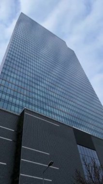 Aynalı cam metropol gökdeleni mavi gökyüzünü yansıtır. Binanın cam tarafları şehrin çevresini yansıtıyor. Camdaki ışık ve yansımalar sıradan gökdelenleri mimari sanata dönüştürüyor..