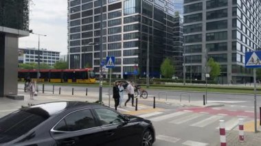 Varşova, Polonya - 01 Mayıs 2024 Yoğun Sokak Şehri, gürültü trafiği ve yayalar yapar. Yayalar şehir yaşamında acele ederler. Ulaşım ve insanlar dinamik darbeyle modern şehirde durmazlar..