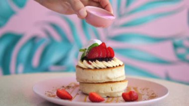 Kafedeki tabakta taze meyve ve dondurmayla süslenmiş lezzetli tatlı kekleri ya da krepler var. Gövde tatlısından tatlı sos döküyor. Tatlı, parlak renklerde meyve ve dondurmayı cezbeder.