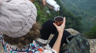 Turist, termostan bardağa aromatik sıcak çay döker. Her yudum çay ısınıyor ve muhteşem manzaralara karşı rahatlık veriyor. Çay, kısmi maceraya dönüşür..