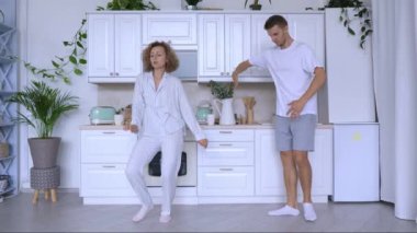 Aşkla dolu iki kişilik genç bir çift, aile mutfağında dans ediyor. Kafkas ailesi modern mutfakta enerjik bir şekilde dans eder. Olumlu duygular ve sevgi yayar.