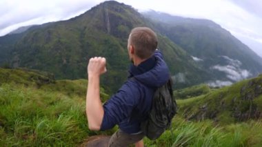 Gezgin görkemli dağları fethetti Sri Lanka. Nefes kesen manzaralı dağlardan zevk alan insan elini gökyüzüne kaldırır. Görkemli dağlar coşkulu turistleri mahveden unutulmaz duygular verir..