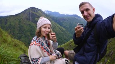 Gezginler dağda çay içerken telefonlarda selfie çekerler. Gezginler moladan ve bardaklardan sıcak içeceklerden hoşlanırlar. Gezginler unutulmaz maceralar ve nefes kesici manzaralar arasında rahatlama yakalarlar.