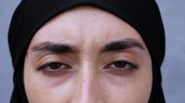 Tesettürlü Müslüman kadın, hüzün dolu. Etkileyici gözler derin duyguları ve iç dünya kadınını yansıtır. Üzgün gözlerle duyguları hissedebilirsin. Bak ruha nüfuz eder, kelimeler olmadan hikaye anlatır..