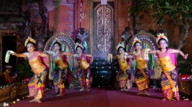 Ubud, Endonezya - 23 Ekim 2023 Bali tiyatro sahnesinde geleneksel performans. Performans, dans, müzik ve dramı birleştirir, büyüleyici seyirci. Performans somutlaştırma Bali kültür mirası.