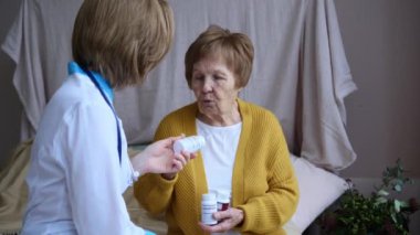 Doktor yaşlı hastaya reçete yazar ve nasıl alınacağını tavsiye eder. Bakım doktoru hastanın, yaşlıların sağlık hizmetlerine bakması için reçeteli ilaçları anlamasına yardımcı olur.