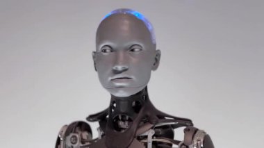 Parlayan sinirsel ağ gösteren insansı robot, temiz beyaz arka plana karşı aydınlatılmış beyin devreleri ile gelişmiş yapay zeka teknolojisini temsil ediyor. Robot Cyborg 'u yapay zekayla kavra.