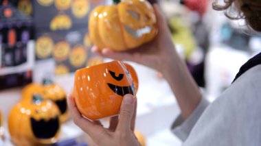 Cadılar Bayramı alışverişçileri, tatil süslemeleri ve kutlamalar için eşsiz mevsimlik içki takımlarını karşılaştırarak, korkunç yüzlü balkabağı şekilli fincanları keşfediyorlar.