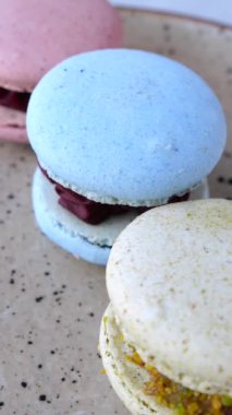 Dikey ekran, şam fıstığı, krema ve reçel dolguları benekli bir tabakta renkli badem kabuklarına eklenir ve enfes bir hamur işi düzenlenir.