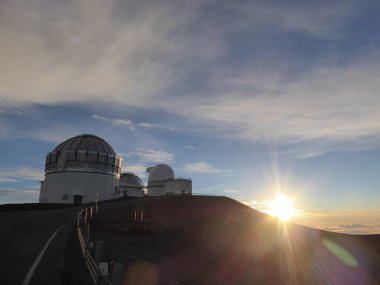 Güneş doğarken Mauna Kea tepesindeki Astronomi Gözlemevi, Hawaii