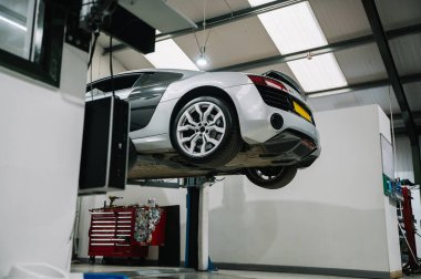 Gün batımlı sörfçü ve Endonezya, Bali sahilinde dalgalar