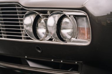 Eski araba farları. Retro araba farları.