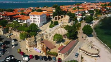 Yarımadadaki güzel eski kasaba.