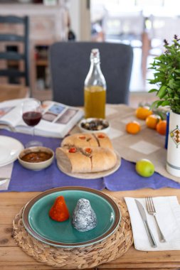 Ev yapımı keçi peyniri sunan güzel ve şık bir masa eşsiz şekillerde işlenmiş, baharat gibi doğal kaplamalar ve gurme dokunuşu için otlar içeriyor. Peynir ve ekmek yapımı.