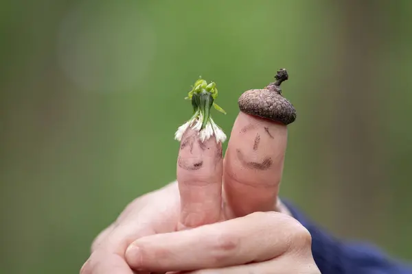 2 thumbs as finger puppets couple