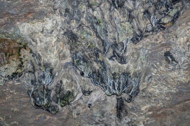 Bir mağaranın içindeki kaya oluşumları - sarkıtlar ve dikitler