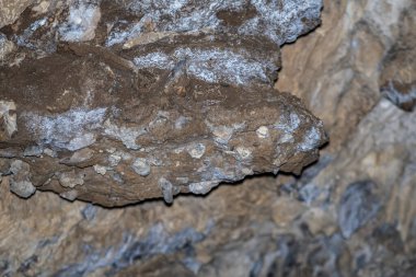 Bir mağaranın içindeki kaya oluşumları - sarkıtlar ve dikitler