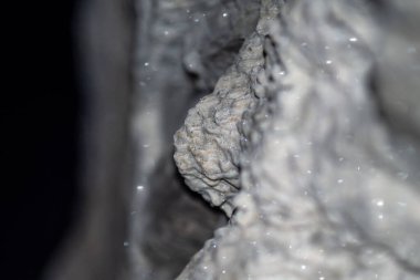 Bir mağaranın içindeki kaya oluşumları - sarkıtlar ve dikitler