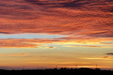 İnanılmaz bulutlarla nefes kesici bir gün doğumu.