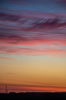 Renkli gün doğumu Güzel duvak bulutları