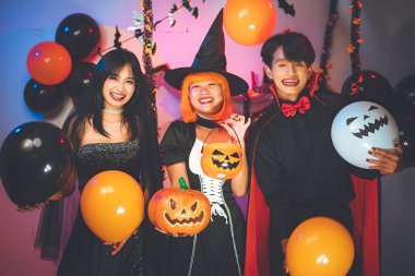 Arkadaş grubunda Cadılar Bayramı partisi. İnsanlar Cadılar Bayramı 'nın özel bayramında kostüm seksi, dans, alkol, içki, mutluluk, gülümseme gibi şeyler yaparlar. Cadılar Bayramı etkinlikleri.