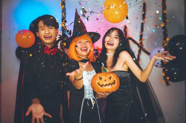 Arkadaş grubunda Cadılar Bayramı partisi. İnsanlar Cadılar Bayramı 'nın özel bayramında kostüm seksi, dans, alkol, içki, mutluluk, gülümseme gibi şeyler yaparlar. Cadılar Bayramı etkinlikleri.