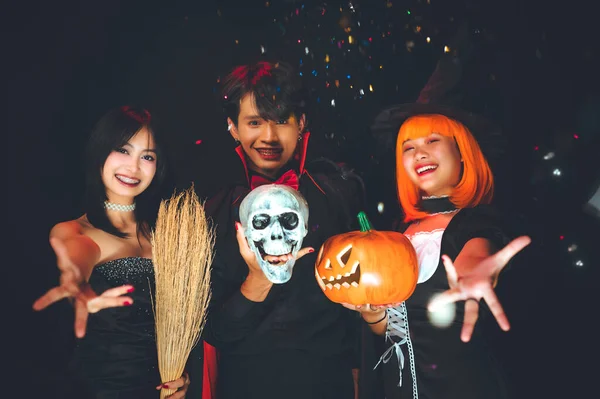 Fiesta Halloween Bar Grupo Amigos Grupo Personas Hace Disfraz Fantasía —  Fotos de Stock