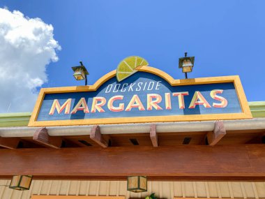 Orlando, FL USA - 19 Temmuz 2020: Orlando, Florida 'da bir açık hava alışveriş merkezinde liman kenarı Margaritas manzarası.