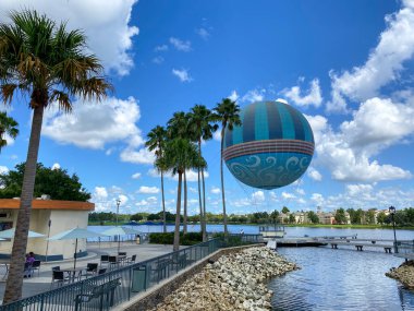 Orlando, FL USA - 19 Temmuz 2020: Orlando, Florida 'da bir açık hava alışveriş merkezinde balon gezisi.