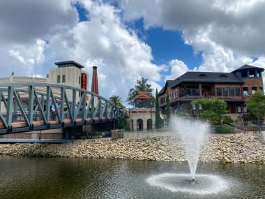 Orlando, FL USA - 19 Temmuz 2020: Orlando, Florida 'da bir alışveriş merkezinde restoranlara ve alışveriş alanına açılan köprü.