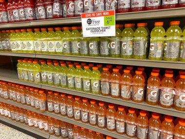 Orlando, FL USA - 19 Mayıs 2021: Publix Market 'te bir Gatorade spor içeceği gösterisi.
