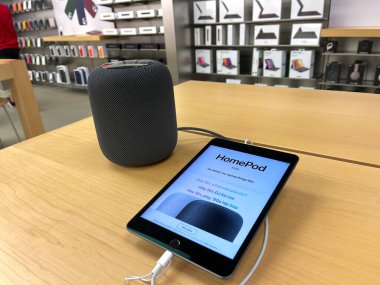 Orlando, FL USA- 20 Kasım 2020: Bir Apple mağazasında HomePod Sözcüsü.
