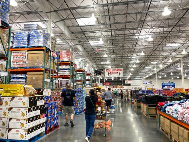 Orlando, FL USA- 1 Kasım 2020: Orlando, Florida 'daki bir Costco toptan satış mağazasından alışveriş yapan insanlar.