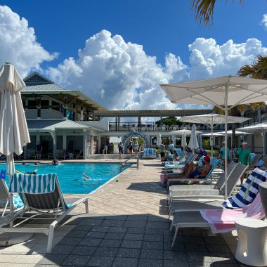 Watercolor, FL USA - 25 Temmuz 2022: Watercolor Community Club, Florida 'da yüzme havuzu.