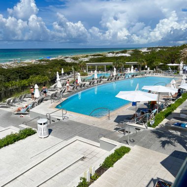 Watercolor, FL USA - 25 Temmuz 2022: Watercolor Community Club, Florida 'da yüzme havuzu.