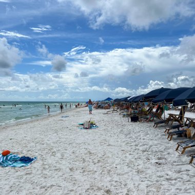 Watercolor, FL USA - 25 Temmuz 2022: Mavi Şemsiye ve Salon Sandalyeli Plaj, Watercolor Community Club, Florida.