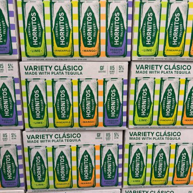 Orlando, FL USA - 5 Haziran 2022: Orlando, Florida 'da bir Sams Club' da satılık Hornitos Tequila Hard Seltzer kutuları.