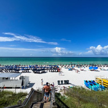Watercolor, FL USA - 25 Temmuz 2022: Blue Umbrella ve Lounge Chairs ile birlikte Watercolor Community Club, Florida.