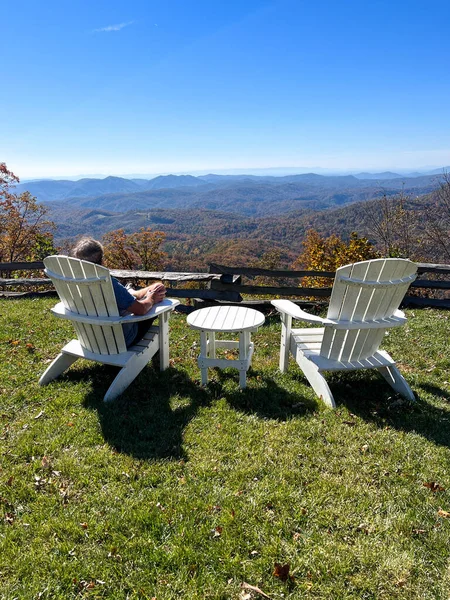 Man Sitter Stolar Med Utsikt Över Den Vackra Blue Ridge — Stockfoto