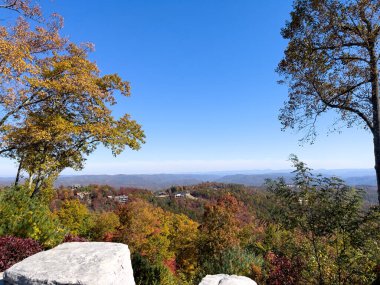 Boone, NC 'deki Blue Ridge Parkway' in sonbahar renk değiştirme sezonunda güzel bir manzarası..