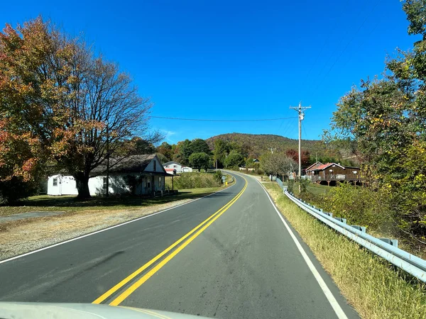 ブーン Usa 2023年10月23日 ノースカロライナ州のブルーリッジ山脈の車両からの景色秋の間に様々な色で休暇 — ストック写真