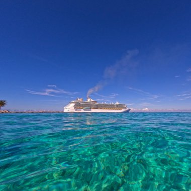 Bahamalar - 7 Aralık 2021: Bahamalar 'daki Coco Cay' de bulunan Kraliyet Karayip Gemisi 'ne uzanan berrak Karayip Denizi suyu.