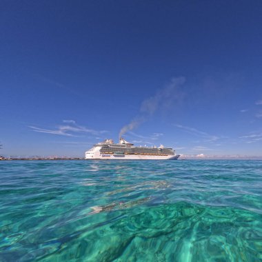 Bahamalar - 7 Aralık 2021: Bahamalar 'daki Coco Cay' de bulunan Kraliyet Karayip Gemisi 'ne uzanan berrak Karayip Denizi suyu.