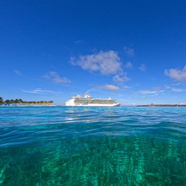 Bahamalar - 7 Aralık 2021: Bahamalar 'daki Coco Cay' de bulunan Kraliyet Karayip Gemisi 'ne uzanan berrak Karayip Denizi suyu.