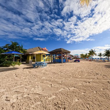 Bahamalar - 7 Aralık 2021: Bahamalar 'daki Royal Caribbean Cruise Lines RCL özel adası Coco Cay plajı.