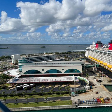 Orlando, FL USA - 8 Ocak 2022: The Disney Cruise Line Builing and cruise ship Fantasy, Port Canaveral, Florida.